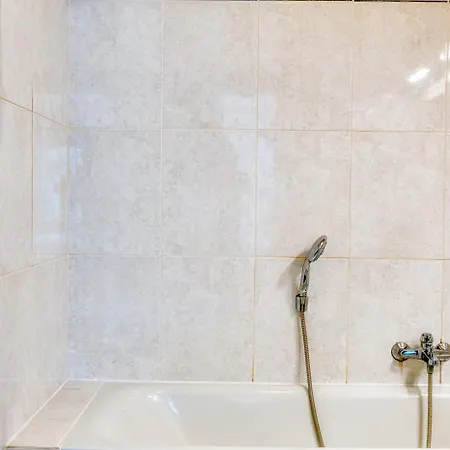 4br With Garden Near